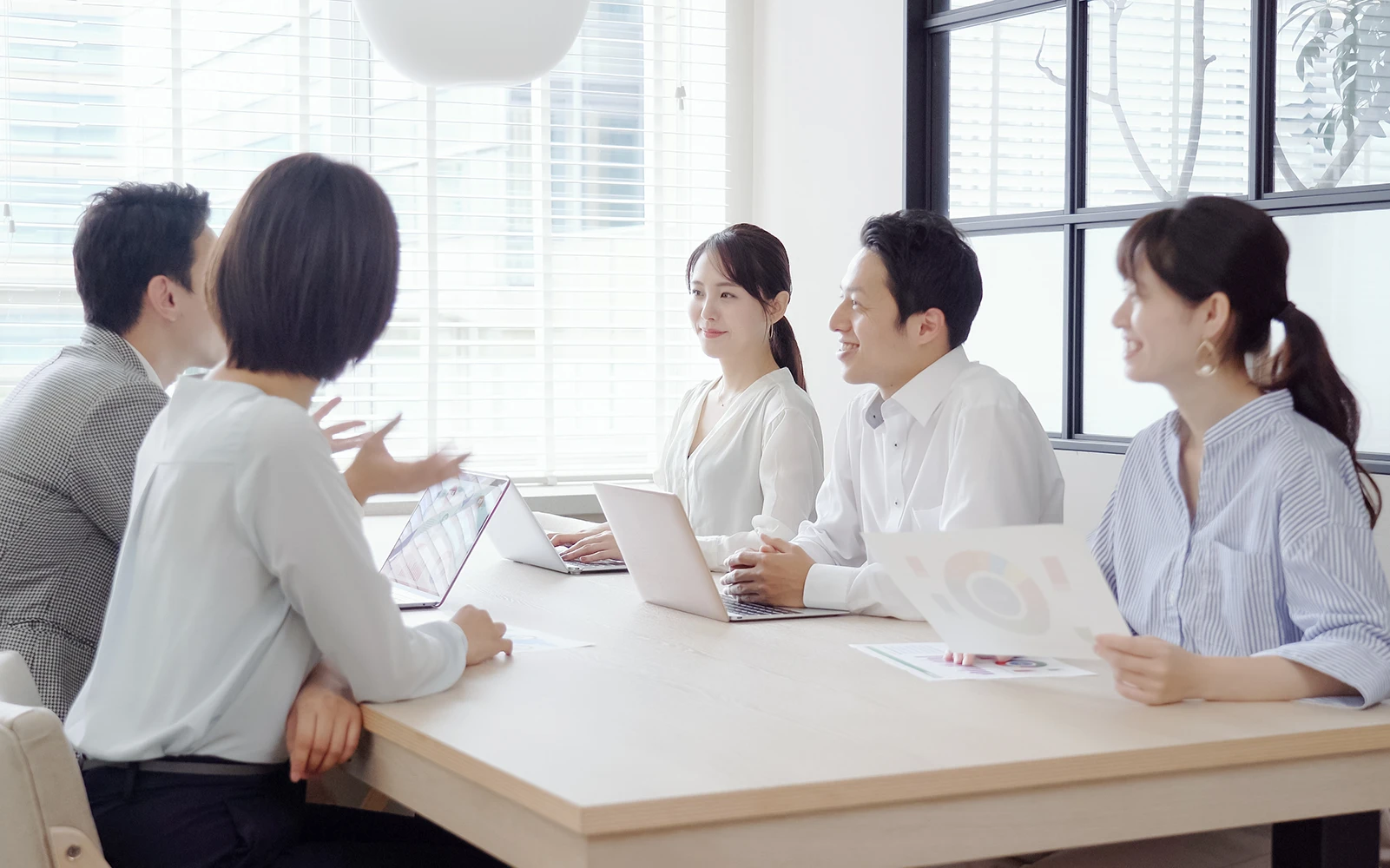 社員が打ち合わせをしている様子